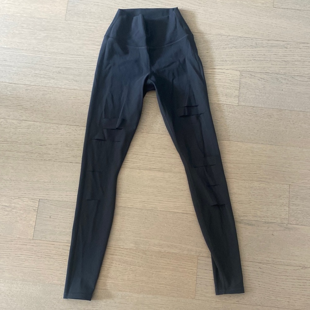 Alo. High-Waist Ripped Warrior Legging. SIZE XS. Never worn.